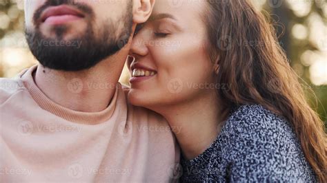 Cercan A De La Gente Alegre Y Encantadora Pareja Joven Descansando