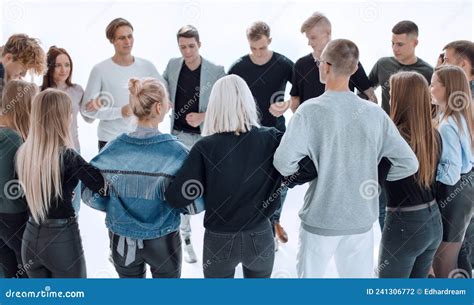 Grupo De Jóvenes Diferentes Parados En Círculo Foto de archivo Imagen