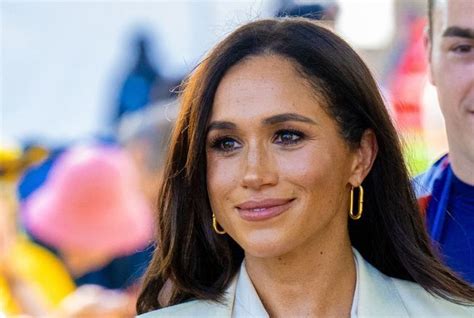 Meghan Markle ballerines et robe à fleurs elle est renversante lors