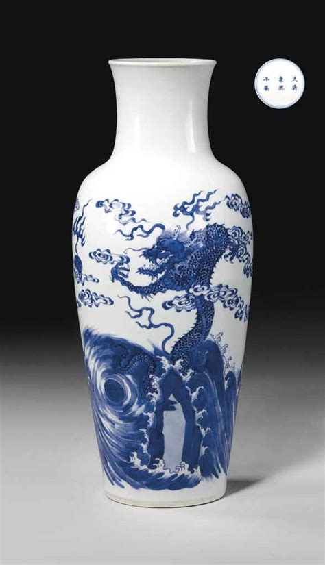 RARE VASE EN PORCELAINE BLEU BLANC Auctions Price Archive