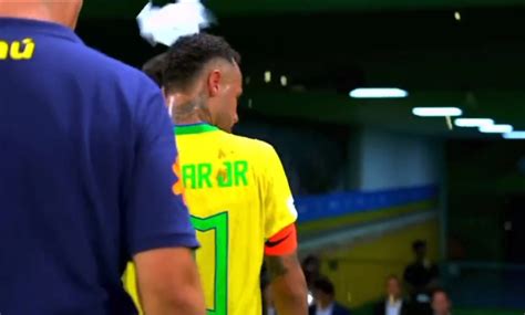 Neymar critica torcedor que lançou pipoca contra ele Lance