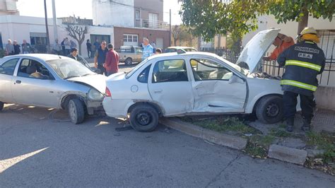 Fuerte Impacto Entre Un Automóvil Y Un Taxi 0291 Noticias