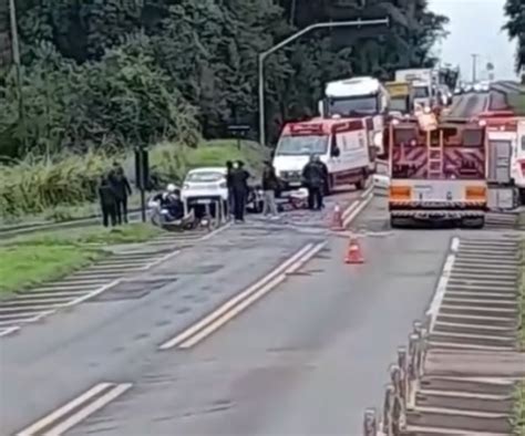 Acidente Entre Dois Carros Na Rodovia Pr Deixa Tr S Feridos Cgn