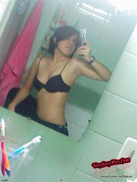 Naked Amateur Teens Selfshot Mirror Porn Pic