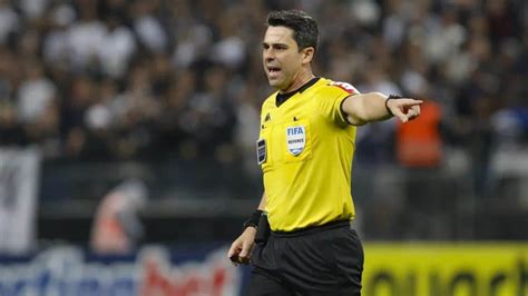 Jornalista sobe o tom e critica arbitragem de Grêmio x Botafogo