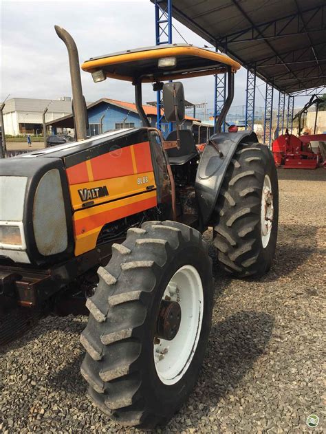 Trator Valtra BL 88 usado à venda