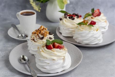 Tortas De Merengue De Pavlova Con Crema Batida Y Hojas De Menta De