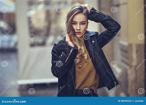 Mooie Blonde Russische Vrouw Op Stedelijke Achtergrond Stock Afbeelding Image Of Volwassen