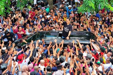 Foto Anies Senyumi Dan Salami Pedagang Pasar Yang Teriakan Nama Prabowo