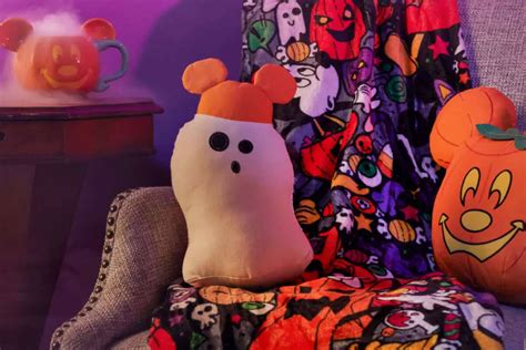 Download Disney Halloween Ghost Wallpaper