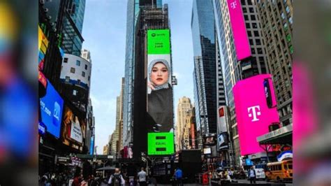 Wajah Ernie Hiasi New York Times Square