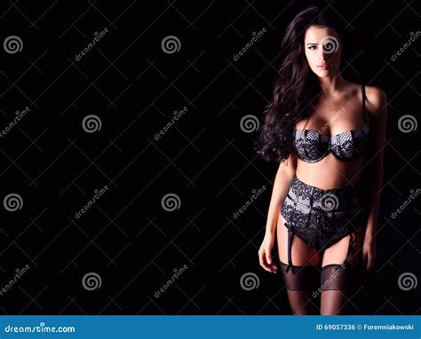 Femme Sensuelle Dans La Lingerie Sexy Sur Un Fond Noir Photo Stock Image Du Talons Photo