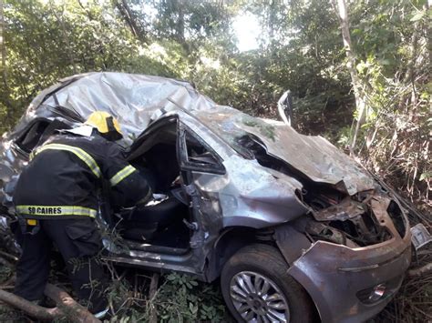 Carro Sai Da Pista Capota Na Mgc E Deixa Quatro Pessoas Feridas