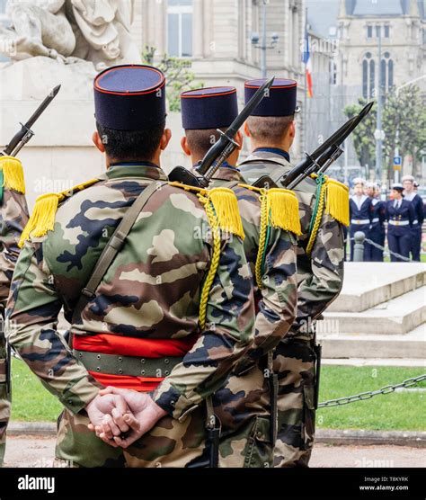 Vista Trasera De Los Soldados En Una Ceremonia Para Conmemorar Los