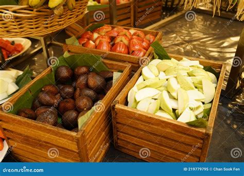 Frutas Variadas En Canasta Imagen De Archivo Imagen De Comida