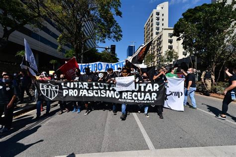 Torcidas De Atl Tico E Cruzeiro Se Unem Em Ato Antifascista E