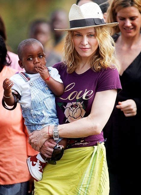 Presque tous les fans de Madonna savent quelle a adopté un enfant il y