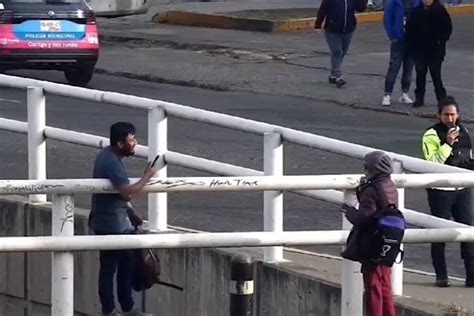 Policías evitan que un hombre salte de un puente cerca de la CAPU