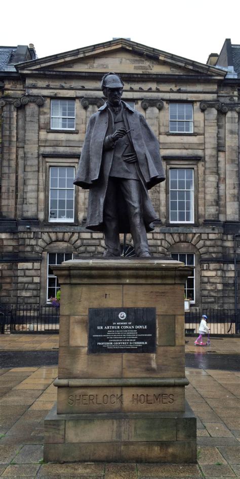 Sherlock Holmes Statue - Eye On Edinburgh