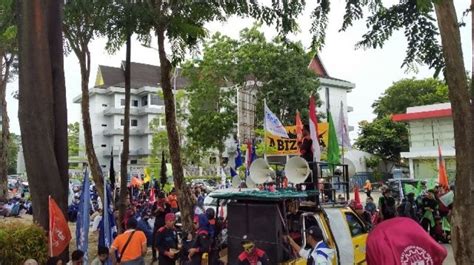 Buruh Batam Berdemo Di Depan Graha Kepri Tuntut Kenaikan Umk Setelah