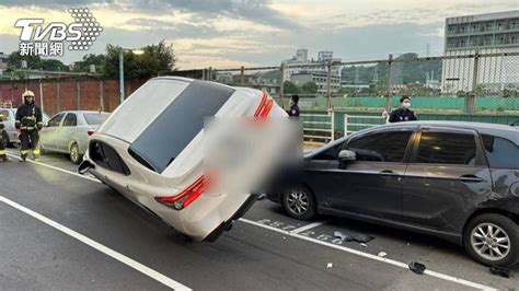 要起飛了？新北男開車彎腰撿東西 失控「騎上其它車」2輪懸空│新北土城│連撞車禍│騎上轎車│tvbs新聞網