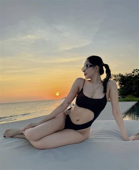 Diện bikini huyền bí hot girl Trâm Anh làm netizen được phen trầm trồ