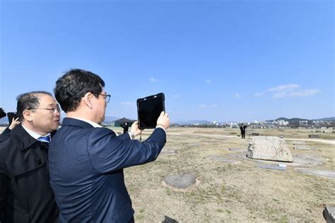 디지털 콘텐츠 체험하는 최응천 문화재청장 네이트 뉴스