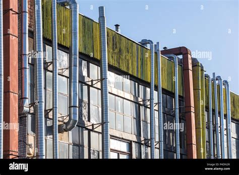 La fachada del edificio industrial con varios tubos de ventilación en