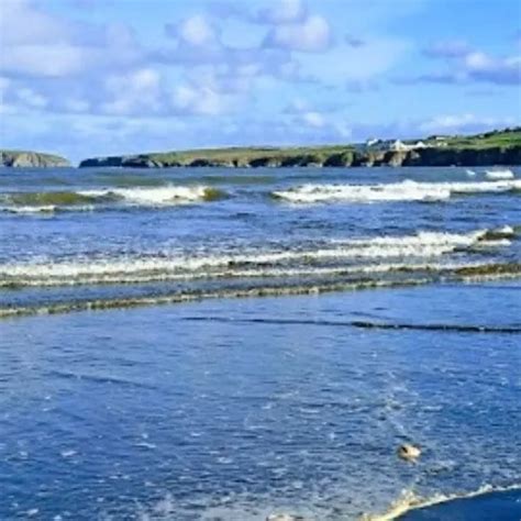 MILF in bademantel ohne höschen und bh wäscht fenster der wohnung Nackt in der Öffentlichkeit