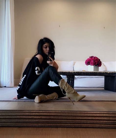 Share 155 Kylie Jenner Selfie Poses Latest Nanoginkgobiloba Vn