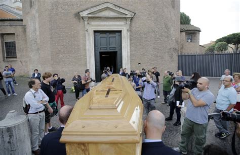 I funerali di Aurelia Sordi con Rutelli, De Laurentiis e l'autista ...