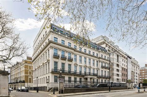 Two of London’s Most Expensive Mansions Are Struggling to Sell - Bloomberg