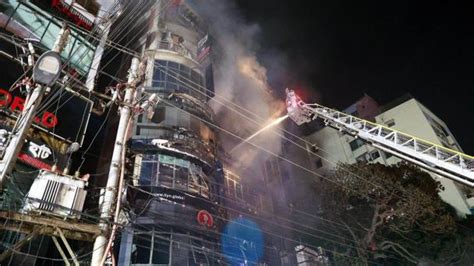 Bangladesh Al Menos Muertos Deja Incendio En Edificio Comercial