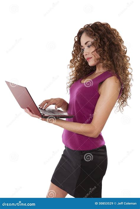 La Mujer Latina Trabaja En Su Ordenador Mientras Que Se Coloca Imagen De Archivo Imagen De