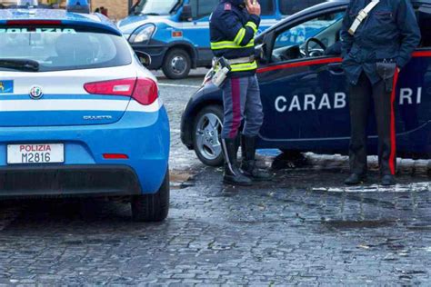 Ruba Un Auto Un Cane E Cerca Di Speronare Carabinieri E Polizia L