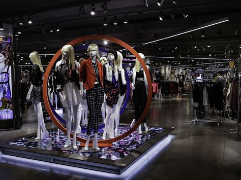 macys  stock falls  comments  tariffs hurting outlook