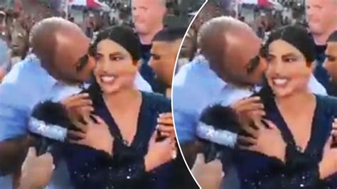 Priyanka Chopra Get Kissed By Dwayne Johnson Rock In Front Of Media Youtube