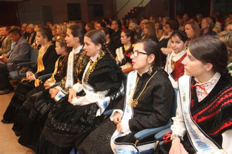 Brillante Acto De Presentacion De Los Trajes De Gala De Las Meigas Y Del Programa De Las