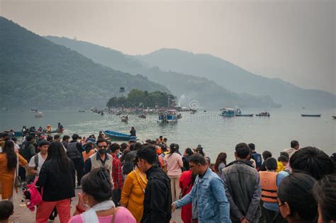 Uma Paisagem Ao Redor Do Lago De Phewa Pokhara Nepal Imagem Editorial