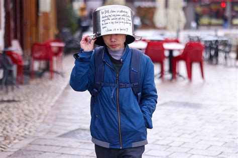 Šetao je Sarajevom s loncem na glavi i na komadu papira pojasnio što se