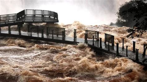 Cataratas del Iguazú la furia del agua derribó las pasarelas