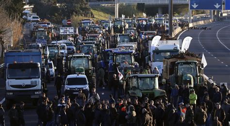 Protesty Rolników We Francji Blokują Autostrady I Drogi Niszczą