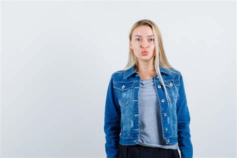 Jeune Femme Blonde Charmante Isolée Photo Gratuite