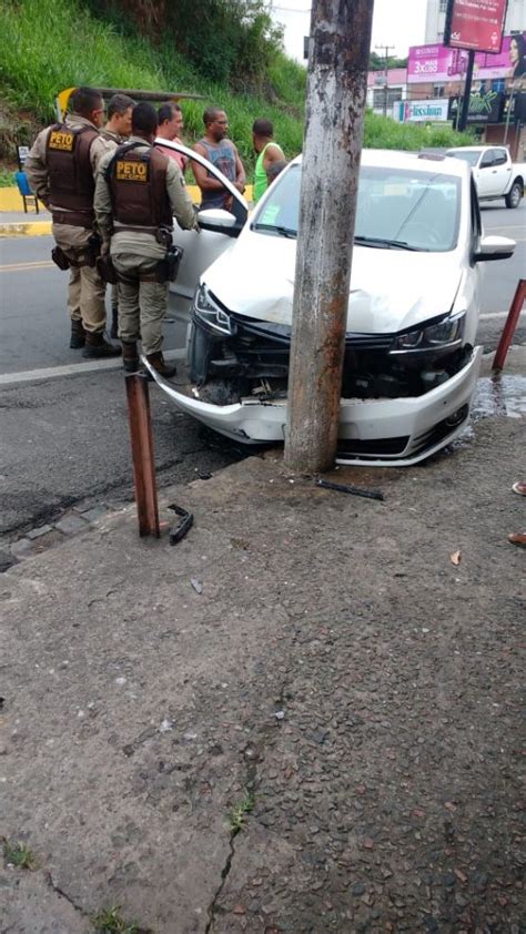 Carro colide frontalmente poste no centro de Ilhéus Fábio Roberto