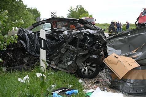 Fotók brutális baleset történt Vácnál autó és kamion ütközött szmo hu