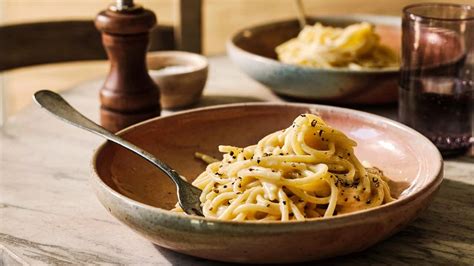 Spaghetti With Pecorino Romano And Black Pepper Sauce Spaghetti Cacio