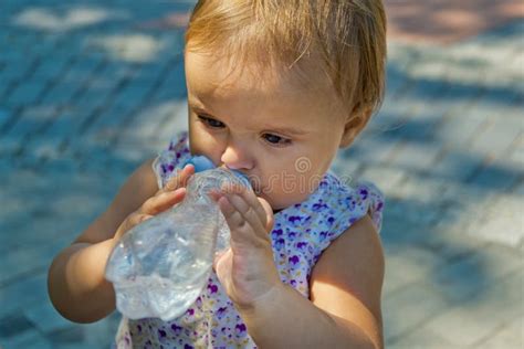 Boissons De Petite Fille De Fontaine D Eau Photo Stock Image Du