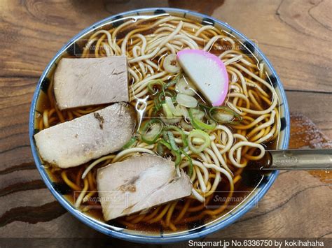 湯気が立つ、熱々の醤油ラーメンの写真・画像素材 6336750 Snapmart（スナップマート）