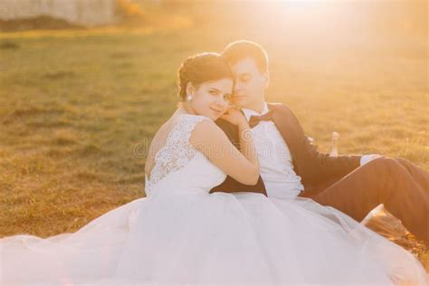 El Retrato Sensible Del Primer Del Novio Que Besa A La Novia En La