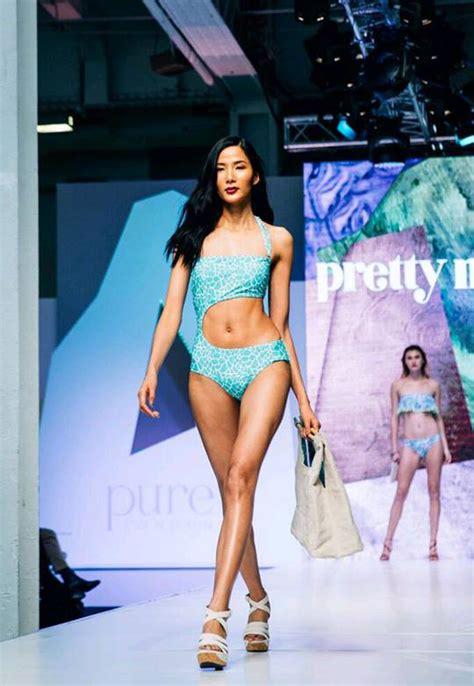 Hoàng Thùy phô diễn đường cong trên sàn diễn bikini tại London